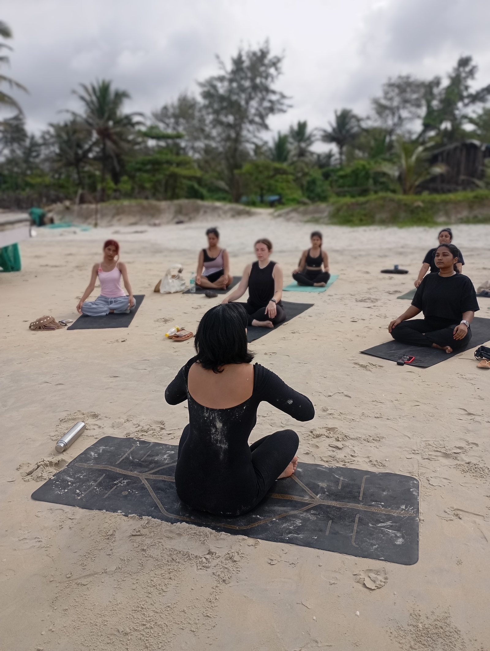Varuna Shunglu teaching beach meditation in Benaulim, Goa