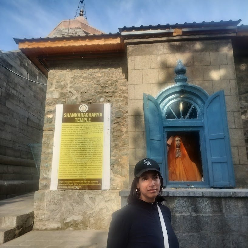 Varuna Shunglu at the Shankaracharya Temple sign, Srinagar